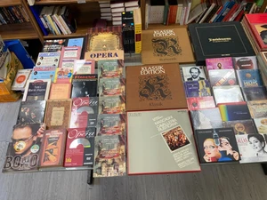 Lotto 324 Libri - Vinili - CD Musica - Foto 1 di 2