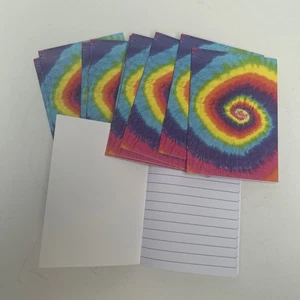 Paquete de 10 mini cuadernos tie dye (4,75” X 3,25”) 32 páginas forradas en el interior - Imagen 1 de 1