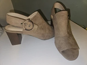 Liz Claiborne raffiniert Komfort 3" klobiger Absatz Peeptoe mit Riemen Schnallendetail - Bild 1 von 5