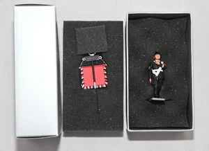 KING AND COUNTRY LAH027 LAH27 - MARCHING STANDARD BEARER 1:30 SCALE - Picture 1 of 2