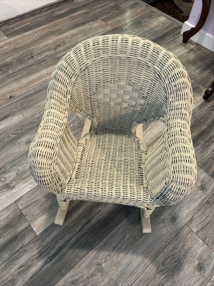 Mecedora infantil vintage de mimbre blanco roto muy bonita Foto 1 de 4