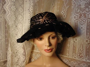 VTG Late 1910 to Early 1920s Black Velour Cloche Hat w Crewel Work - Picture 1 of 10