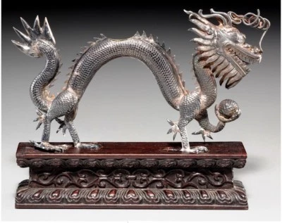 Dragón de plata de exportación china A056 sobre base de madera tallada, finales del siglo XIX. Foto 1 de 4