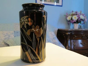 Vintage japanische schwarze Vase mit Iris & Libelle (13,4) - Bild 1 von 4