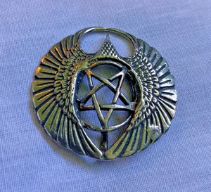 Rabengeflügelter Schutzkreis Pentakel der Macht Amulett Anhänger massiv Zinn - Bild 1 von 5