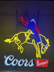 Letrero de bar Coors Banquete Cerveza LED Movimiento Rodeo Vaquero a Caballo Nuevo en Caja - Imagen 1 de 8