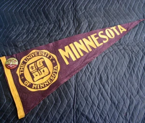 Vintage UNIVERSITY OF MINNESOTA Siegel Filz Wimpel 1945 Homecoming Knopf - Bild 1 von 4