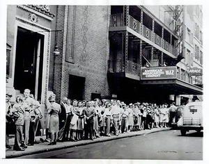 1946 Vintage Foto Fans auf der Straße vor NYC Radio Station WJZ von ABC für Show - Bild 1 von 2