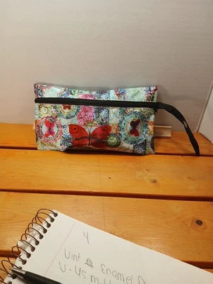 Bolsa de Maquillaje con Mariposas y Cierre de Cremallera con Correa de Muñeca 9×5 Foto 1 de 3