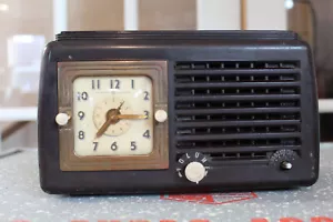 GE General Electric Model 50 - AM Clock 4 Tube Bakelite Radio - 1946 - Picture 1 of 10