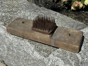 siglo XIX. Hatchel de lino con marco base de hierro tabla de 23" L, ¡clavos de cabeza cuadrada! Primitivo - Imagen 1 de 15