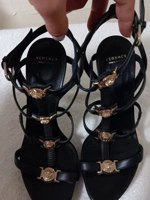 Сандалии Versace Medusa на цепочке на высоком каблуке черные и золотистые размер 6 - Изображение 1 из 4