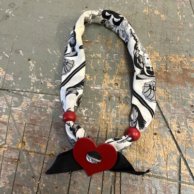 Bufanda bolo blanco y negro con colgante corazón rojo y cuentas, western, country Foto 1 de 4