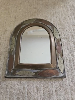 Espejo colgante arqueado de latón marroquí arte hecho a mano vintage decoración multicolor  Foto 1 de 2