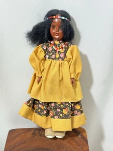 Vestido Amarillo Madre Ojos Dormitorios Muñeca 7" Nativo Americano Carlson Años 70 De Colección - Imagen 1 de 4