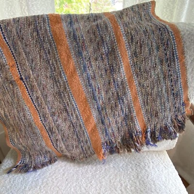 Alfombra de trapo de granja tejida a mano a rayas anaranjadas multicolor de colección Foto 1 de 4