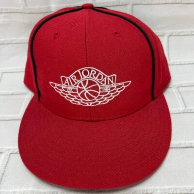 Gorra ajustada Air Jordan Wings 7 1/4 Jumpman roja para hombre Foto 1 de 4