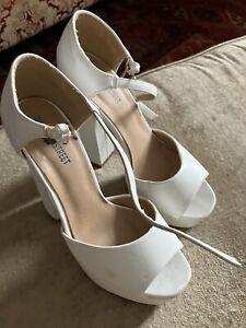 Lovely  ladies white sandals high heels for summer. Size 5 Daisy Street.