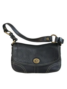 Cartera de hombro Coach Chelsea negra pequeña con solapa de cuero granulado con bloqueo giratorio 10951 - Imagen 1 de 10