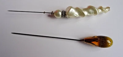 2 EPINGLES  A CHAPEAU ANCIENNES EN NACRE ET AUTRE - Photo 1/3