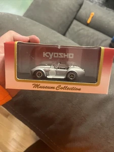 Kyosho 1:43 Museum Collection Shelby Cobra 427 S/C Racing Silver Wrong Box - Picture 1 of 5