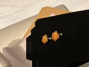 Clip de jugo de manzana tallado en baquelita en pendientes de aproximadamente 1/4 pulgada de 3/8 de grosor. - Imagen 1 de 20