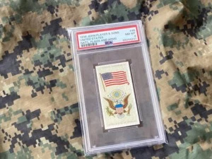 National Flags & Arms UNITED STATES Tobacco Card John Player 46/50 PSA 8 NM MT - Imagen 1 de 3
