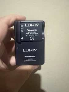 Original Panasonic DE-A45 Reiseladegerät mit CGA-S007E Akku - integrierter EU-Stecker - Bild 1 von 2