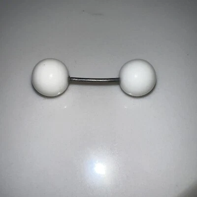 Pin de barra con soporte de cuello vintage Lg blanco tallado bolas de plástico en los extremos, atornillado Foto 1 de 3