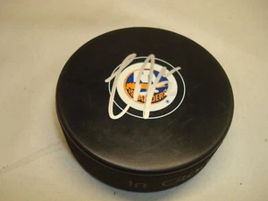 Disco de hockey firmado por Chad Johnson de los New York Islanders autografiado 1B - Imagen 1 de 2