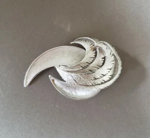 Beautiful vintage Trifari silver tone brooch - Picture 1 of 5