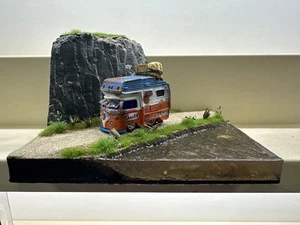HOT WHEELS, 2025 LAS VEGAS SUPER CONVENTION VW KOMBI WITH DIORAMA GULF - Picture 1 of 2
