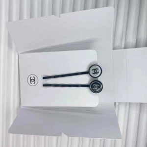 CHANEL BEAUTE 2er Set Haarnadeln 5,5 x 1,1 cm schwarz weiß CC mit Box Neuheit - Bild 1 von 3