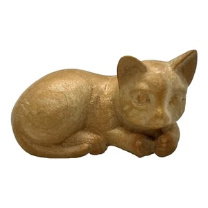 Vintage Pale WOOD Wooden Laying Down CAT Kitten ORNAMENT 6 cms - Picture 1 of 3