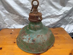 ANTIQUE GREEN ENAMEL INDUSTRIAL HANGING LIGHT SHADE RUSTIC FACTORY STYLE - Picture 1 of 5
