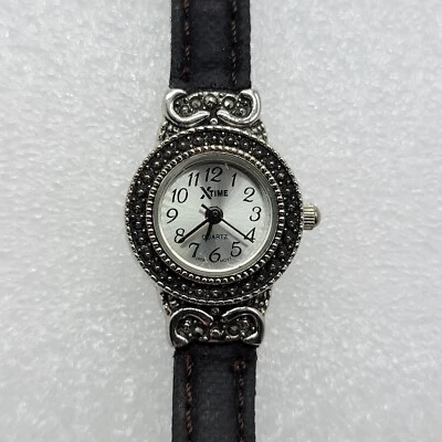 Reloj XTime Mujer Delicado 19mm Ornamentado Tono Plata Negro Imitación Cuero * Foto 1 de 4