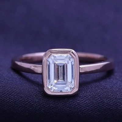 Anillo solitario de diamantes cultivados en laboratorio corte esmeralda de 4 quilates de oro rosa de 14 quilates CVD Foto 1 de 4