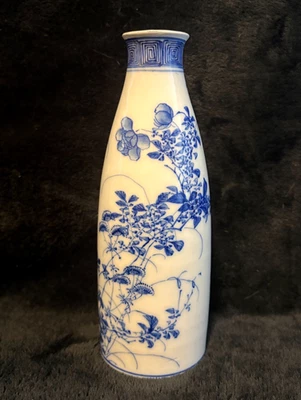 Antigua botella/jarrón de sake japonés de porcelana azul y blanco. Alrededor de 1910 ¡Hermoso! Foto 1 de 4