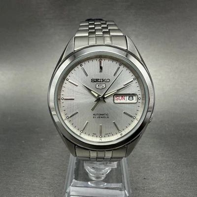 Reloj automático Seiko 5 para hombre 38 mm esfera plateada tono plateado fecha del día SNKL15 funciona Foto 1 de 4