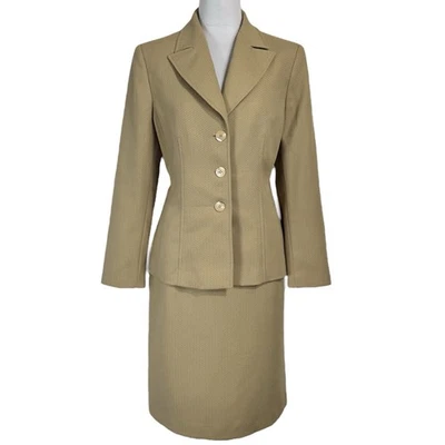 Le Suit 2 Pc Blazer Skirt Suit Set Size 12 P Khaki Tan Peak Lapel Tailored Retro - Image 1 of 4