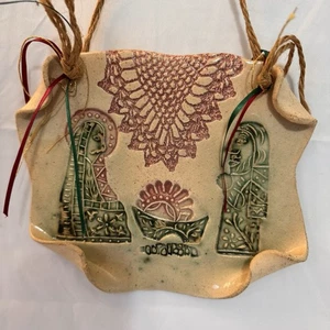 "Pieza colgante de cerámica prensada arte popular sagrada familia belén única 7,5X6,5""" - Imagen 1 de 9