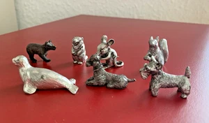 7 Tierfiguren aus Metall: Robbe, Eichhörnchen, Biber, Maus, Bär, Pudel, Terrier - Bild 1 von 10
