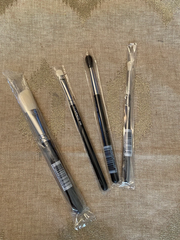 Mac 221S Mini Tapered Blending Brush