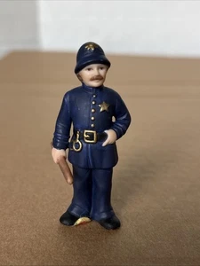 Lefton Ufficiale Casey Coloniale Natale Villaggio delle Nevi 07330 Poliziotto 1989 VNTG - Foto 1 di 5