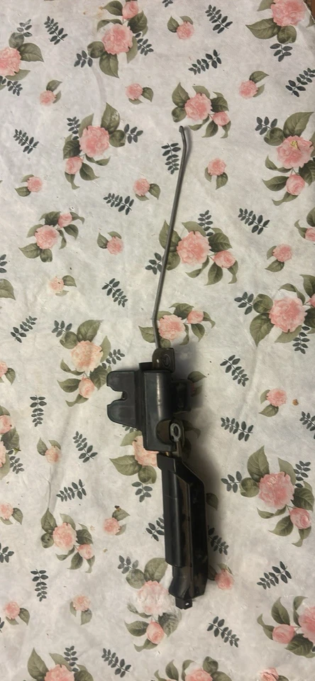 ATUADOR DE TRAVA DE PORTA-MALAS LEXUS 1990-1994 LS400 FABRICANTE DE EQUIPAMENTO ORIGINAL - Imagem 1 de 1