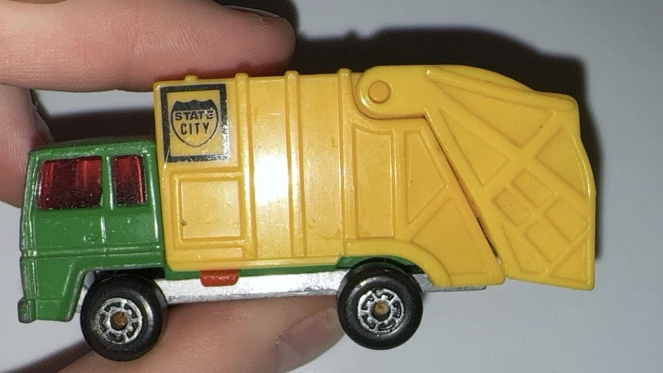VINTAGE 1979 MATCHBOX SUPERFAST No. 36 REFUSE GARBAGE TRUCK MADE IN CHINA - Image 1 of 4
