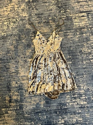 Vestido sin mangas de terciopelo M Silence + Noise para mujer - patrón abstracto dorado/marrón Foto 1 de 3