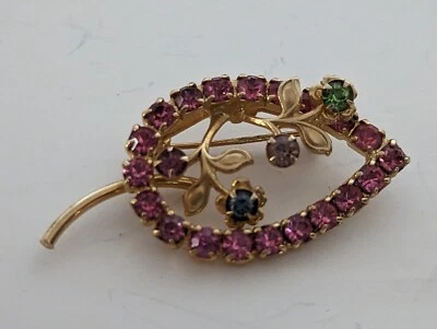 Conjunto de broche vintage rosa strass tom dourado forma de folha e flor - Imagem 1 de 4