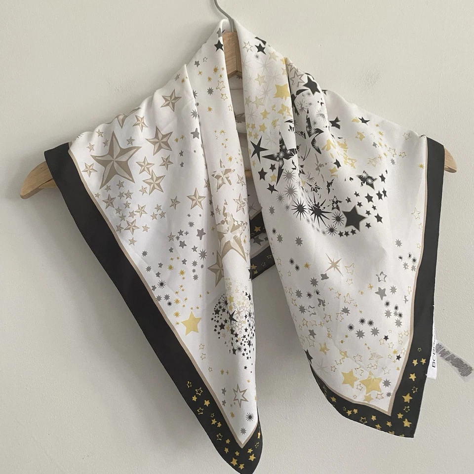 "Bufanda bandana cuadrada BCBG negra dorada beige estrellas preppy 24"" Starburst" Foto 1 de 4