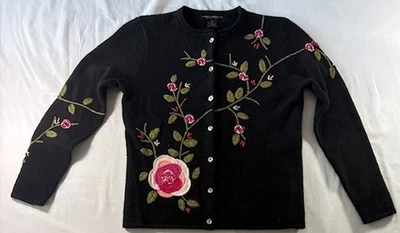 Suéter para mujer Sarah Spencer PS negro con bordado rosa elegante con botones Foto 1 de 4